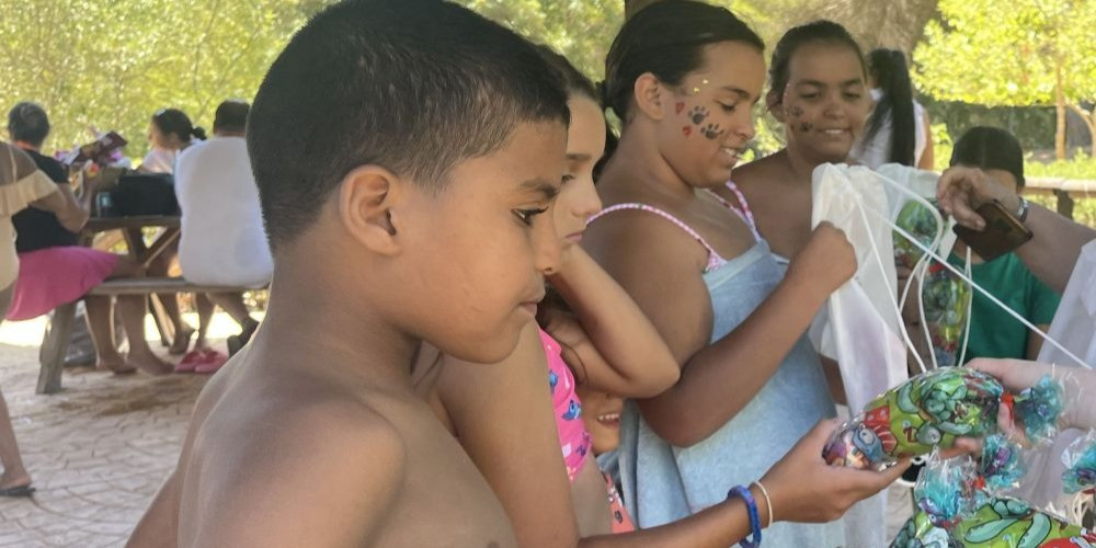 Una revisión auditiva permite comprobar que un niño saharaui no es sordomudo